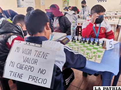 Estudiantes participaron con mensajes en contra de la violencia /DDEO