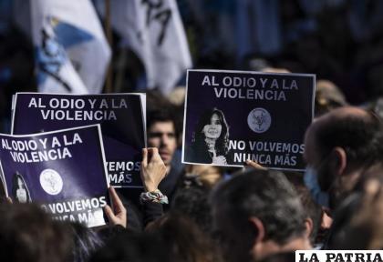 Partidarios de la vicepresidente argentina Cristina Fernández sostienen carteles contra la violencia 
/Foto AP /Rodrigo Abd
