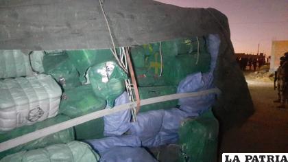 Algunos vecinos lograron sustraer fardos de ropa de mercadería
/LA PATRIA