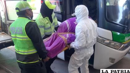 El cadáver es trasladado a la morgue del cementerio /LA PATRIA
