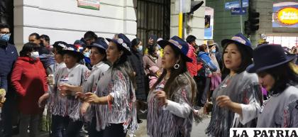 Muchos ciudadanos observaron el paso de las morenadas  