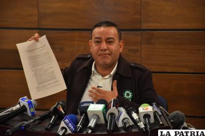 Diputado del MAS, Anyelo Céspedes durante la conferencia de prensa /APG