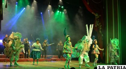 La presentación fue acompañada por grupos de baile /LA PATRIA
