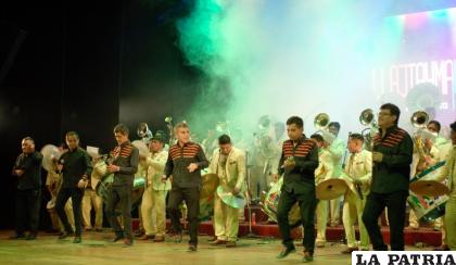 Llajtaymanta puso a bailar morenada al público paceño /LA PATRIA