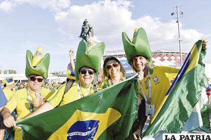 Los hinchas de las diferentes selecciones se dan modos para asistir a los Mundiales 