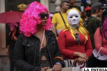 Personas se reúnen durante una protesta contra una iniciativa que penalizaría a los consumido-res y facilitadores de prostitución /AP Foto /Manu Fernandez