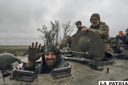Un soldado ucraniano sonríe desde un vehículo militar /AP Foto/Kostiantyn Liberov