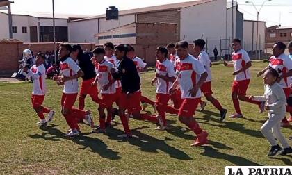 Vuelta olímpica de los jugadores de Aurora, campeones en la Primera ??B? /AFO