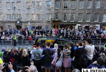El público ve pasar el cortejo real con el coche fúnebre que trasporta el ataúd de la reina Isabel II /AP Foto /Petr Josek