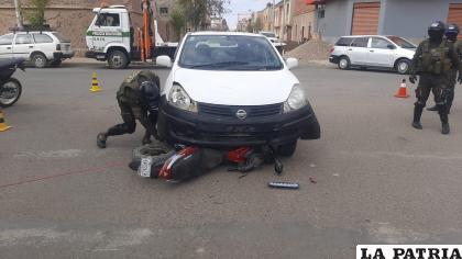 La moto terminó bajo el coche /LA PATRIA
