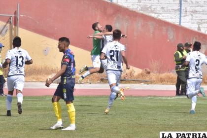 Celebran los jugadores de Fatic el triunfo en Oruro, Salazar anotó dos goles /LA PATRIA