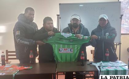 Durante la presentación de Apaza como nuevo entrenador de Sur-Car /LA PATRIA