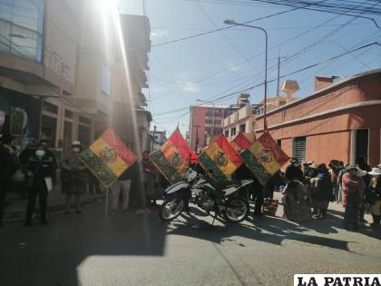 Vigilia en las puertas de la sede de la Federación de Trabajadores Gremiales / LA PATRIA