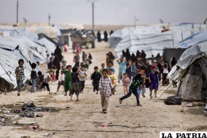 Niños se reúnen afuera de sus casas de campaña en el campamento al-Hol, que alberga a familias de integrantes del grupo Estado Islámico /AP Foto/Baderkhan Ahmad, archivo