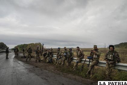 Soldados ucranianos descansan en una antigua posición rusa en Izium, Ucrania /AP Foto /Evgeniy Maloletka
