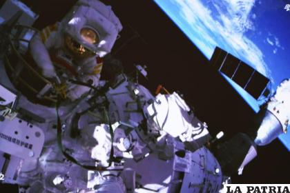Una pantalla en el Centro de Control Aeroespacial de Beijing muestra al astronauta Cai Xuzhe 
/Guo Zhongzheng
/Xinhua vía AP