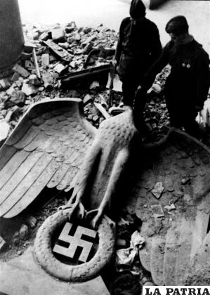 Soldados rusos observan uno de los símbolos nazis destruidos /NATGEO
