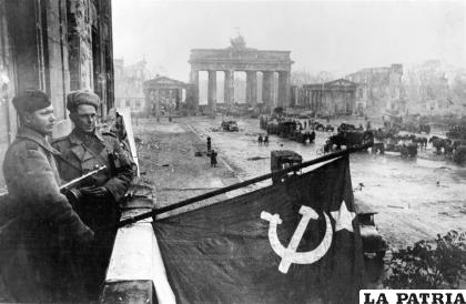 La Bandera de la Unión Soviética en Berlín es ondeada por un soldado ruso /NATGEO