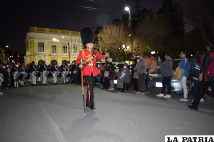 Guaripolero de la banda estudiantil del â€œAngloâ€ de Oruro
