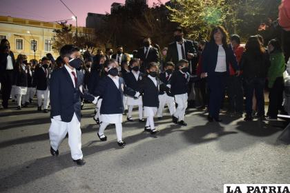 Los nuevos â€œanglistasâ€ rindieron homenaje a su colegio
