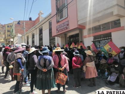 Vigilia de comerciantes en puertas de la sede de gremiales /LA PATRIA