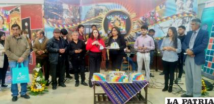 Algunos invitados durante el soplo de velitas de aniversario /LA PATRIA 