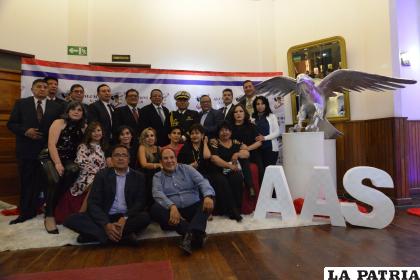 Varios alumnos de la Senior 82 se dieron cita para homenajear a su colegio