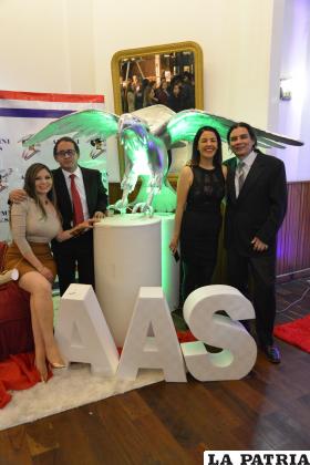 Junto al ave distintiva de su colegio, la Senior 96