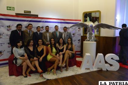 Con gracia y distinción, la Senior 98 engalanó la noche de los ??anglistas?