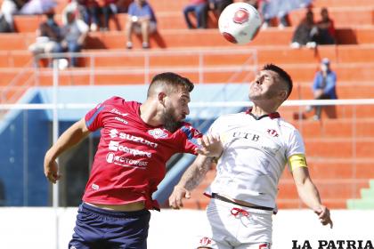 Iván Huayhuata intenta ganar por arriba a su adversario / APG
