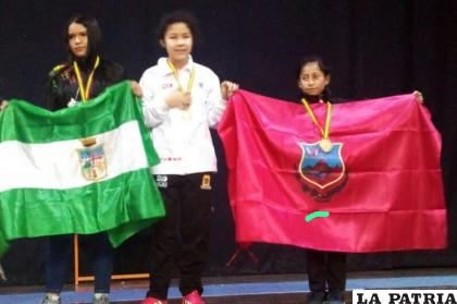 Dulce Fernández con la bandera de Oruro /LA PATRIA