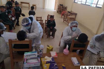 Niños de 6 a 12 años son examinados por profesionales odontólogos /SEDES
