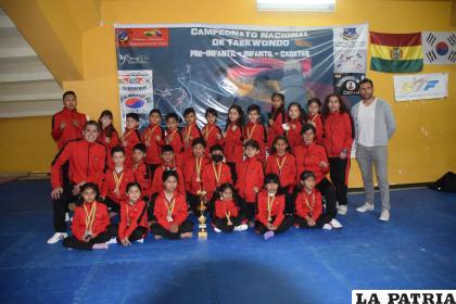 El equipo orureño de taekwondo que asistió al certamen nacional /LA PATRIA