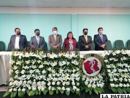 Colegio Médico de Oruro organiza sesión de honor /LA PATRIA
