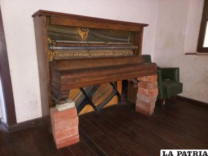 Un piano antiquísimo tiene como soportes dos filas de ladrillos / LA PATRIA