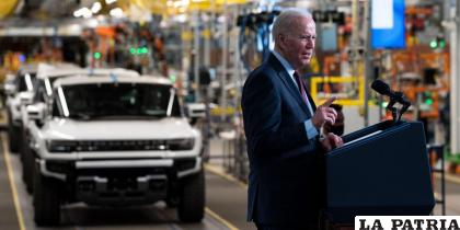 El presidente Joe Biden visita una fábrica de vehículos eléctricos en Detroit, en noviembre de 2021. La Ley de Reducción de la Inflación de su administración, aprobada en agosto de 2022, busca estimular el crecimiento de las tecnologías de energía limpia en los EE.UU., lo que significa una mayor demanda de minerales clave/ Imagen: ZUMA Press / Alamy
