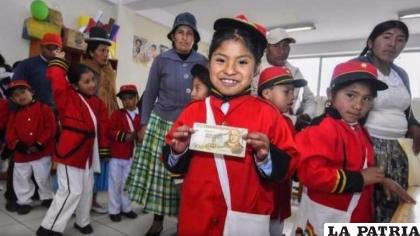 Una niña recibe su bono Juancito Pinto en una gestión anterior /Opinión ARCHIVO