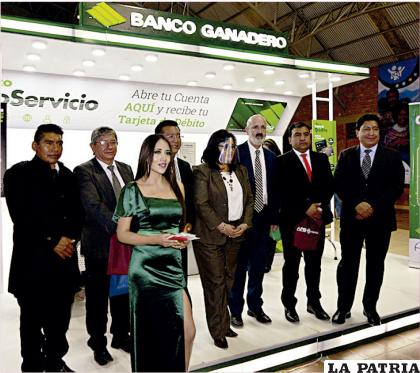  La visita de autoridades nacionales y miembros del Banco Ganadero  /LA PATRIA 
