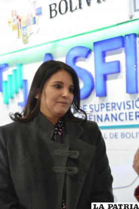 Responsable de la Dirección de la Defensoría del Consumidor de la ASFI, Mónica Durán  /LA PATRIA 
