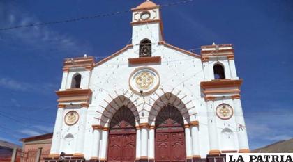 La Iglesia de San Miguel Arcángel en Uncía / Iglesia Viva