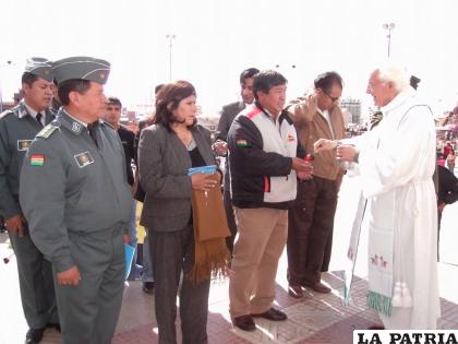 Zanella recibiendo a ex autoridades locales en un Primer Convite.