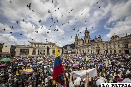 Miles de manifestantes protestan contra la reforma fiscal y otras iniciativas del gobierno del presidente Gustavo Petro / Foto AP/Iván Valencia