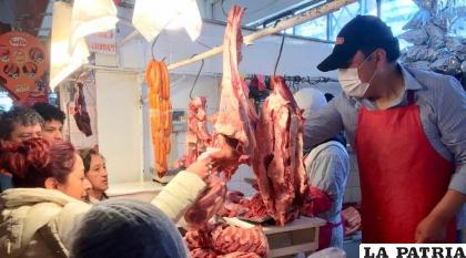 Según los carniceros, el incremento del precio de la carne de res se debe al contrabando de ganado /Economy