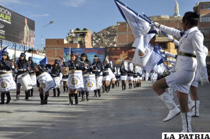 Banda estudiantil del colegio ??Adolfo Ballivián? 
/LA PATRIA