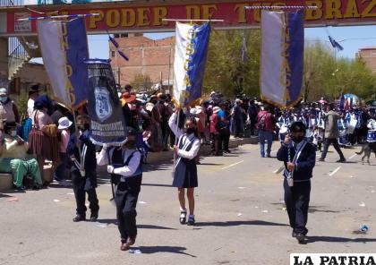 Estudiantes del â€œOscar Unzaga de la Vegaâ€ rindieron tributo a su colegio /LA PATRIA 
