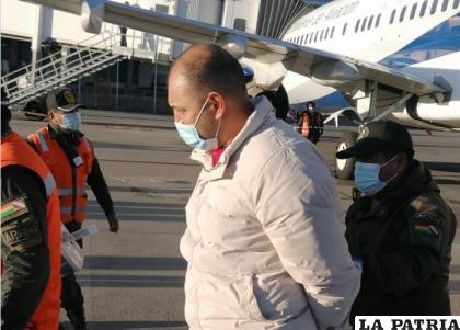 Misael Nallar tras su descenso del avión de BoA /Inovapress
