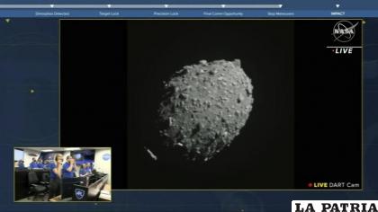 En esta imagen, tomada de una transmisión en vivo de la NASA la nave Dart se encamina directamente al asteroide Dimorfo /ASI/NASA vía AP