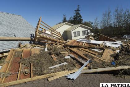 Escombros de viviendas destruidas yacen en el piso en la Isla del Príncipe Eduardo (Brian McInnis /The Canadian Press vía AP