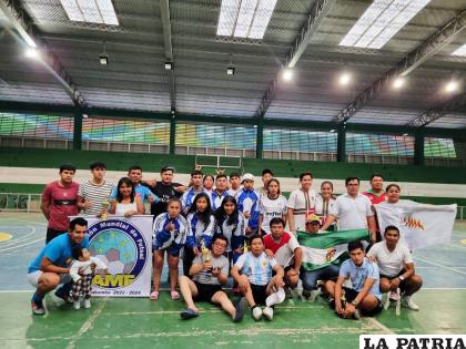 La delegación orureña que asistió al certamen nacional 
/ LA PATRIA
