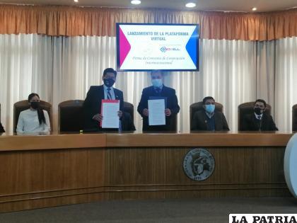 Firma de convenio entre la Cámara de Comercio y el Instituto ??Novell? / LA PATRIA
